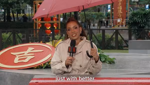 Netflix美女主播信義區撐傘入鏡!揭霍諾德「雨中測試」驚險畫面