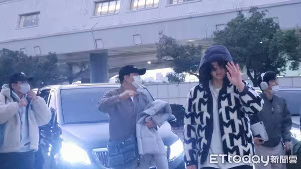 直擊/小港機場塞爆粉絲!SJ清晨飛離台 「越過保母車」親切揮手