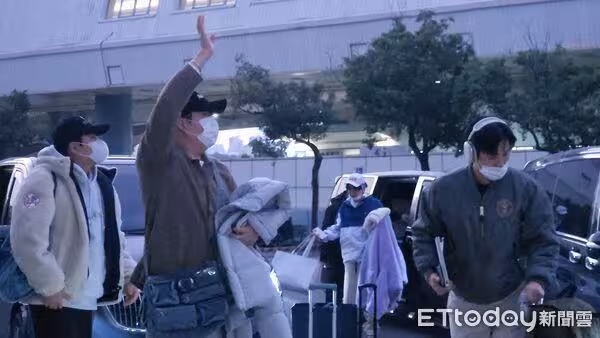 直擊/小港機場塞爆粉絲!SJ清晨飛離台 「越過保母車」親切揮手