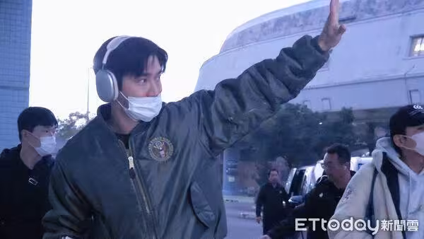 直擊/小港機場塞爆粉絲!SJ清晨飛離台 「越過保母車」親切揮手