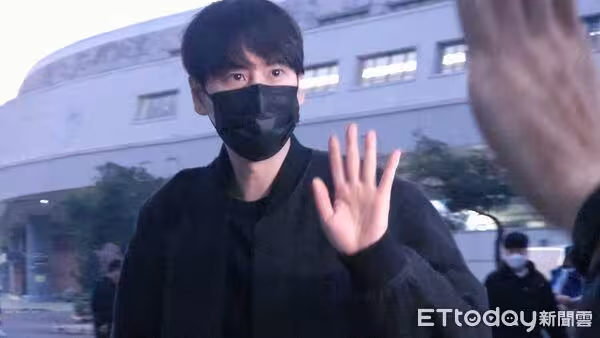 直擊/小港機場塞爆粉絲!SJ清晨飛離台 「越過保母車」親切揮手