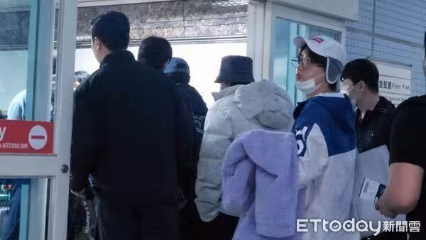 直擊/小港機場塞爆粉絲!SJ清晨飛離台 「越過保母車」親切揮手
