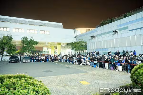 直擊/小港機場塞爆粉絲!SJ清晨飛離台 「越過保母車」親切揮手