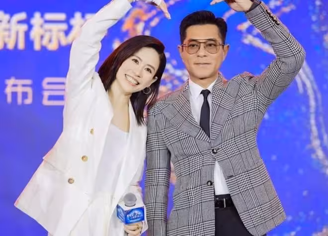 古天樂給媽媽慶生曬一家合照！難得露出笑容！宣萱留言送祝福！