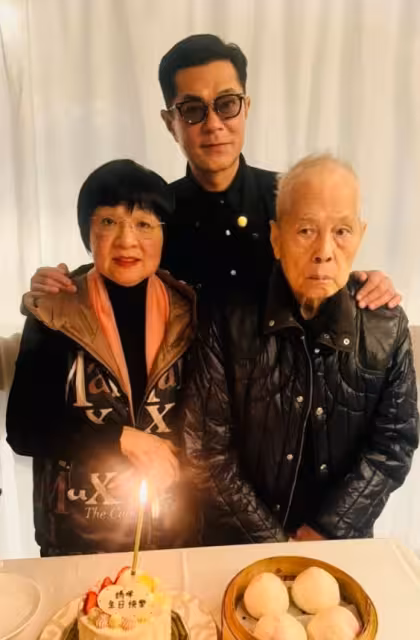 古天樂給媽媽慶生曬一家合照！難得露出笑容！宣萱留言送祝福！