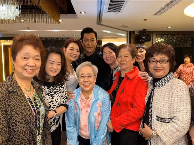 古天樂給媽媽慶生曬一家合照！難得露出笑容！宣萱留言送祝福！
