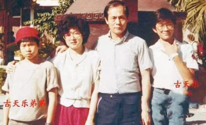 古天樂給媽媽慶生曬一家合照！難得露出笑容！宣萱留言送祝福！