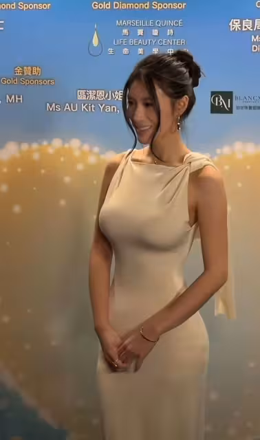 香港第一名模驚現排骨胸!被TVB落選港姐比下去!後者身材豐滿太搶眼!