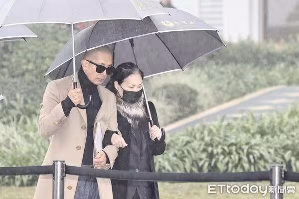 大S紀念雕像落成！小S神情哀傷現身　具俊曄緊摟S媽近況曝光
