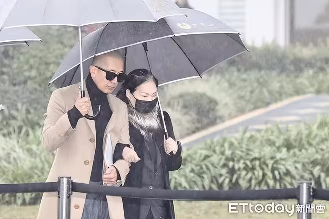 大S紀念雕像落成！小S神情哀傷現身，具俊曄緊挽S媽近況曝光