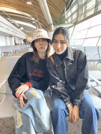 影/千人塞爆桃機「零人推擠」!LingOrm抵台見整排娃娃融化 伸手一一幫開光