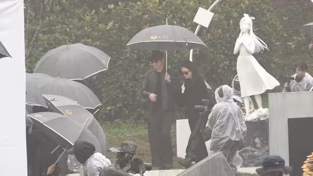 謝欣穎、王柏傑穿全黑「共撐一把傘」追思大S　被問舊情復燃回應了