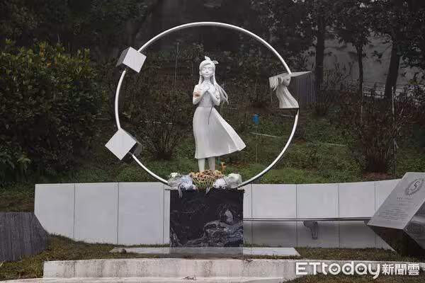 大S雕像鄰居是高以翔!石碑「藏具俊曄催淚告白」 設計理念全曝光
