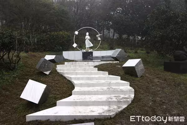 大S雕像鄰居是高以翔!石碑「藏具俊曄催淚告白」 設計理念全曝光