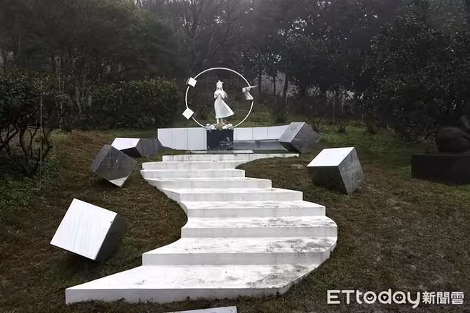 大S雕像鄰居是高以翔！石碑「藏具俊曄催淚告白」 設計理念曝光