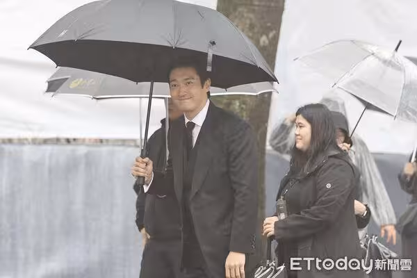 SJ始源也來看大S!日本被拍到「已經全身黑」 粉絲看哭:難怪穿這樣