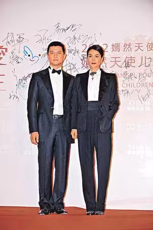 李亞鵬大洗白!直播「撿米粒吃」網看哭 王菲暗捐公益醫院1.5億