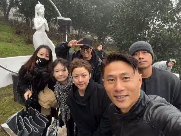 彭小刀現身大S雕像揭幕!高中同學為她都來了:相信熙媛滿滿幸福