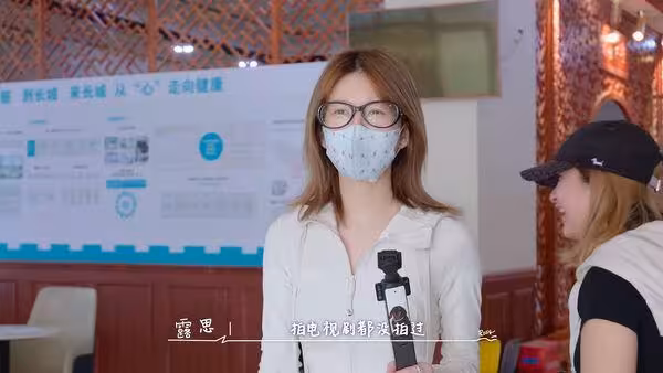 趙露思低調奔醫院!護理師教糞便檢查「棉棒在屁股轉兩圈」嚇傻了