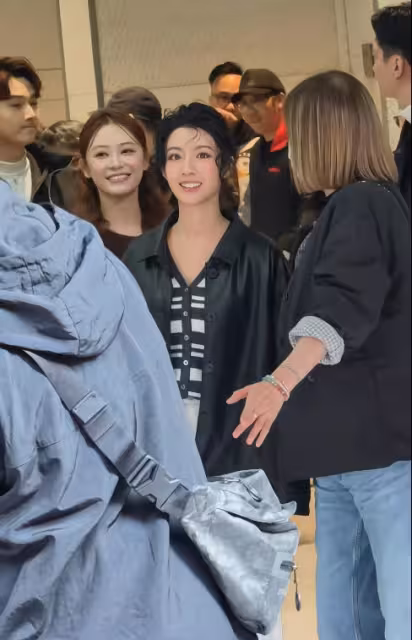 TVB34歲花旦廣州大露背現身！與TVB戀綜女神同框，氣質顏值被贊碾壓對方