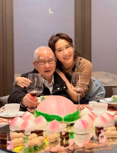 TVB前女星為爸爸慶88歲生日!當場吟詩中氣十足!一家四口合照溫馨!
