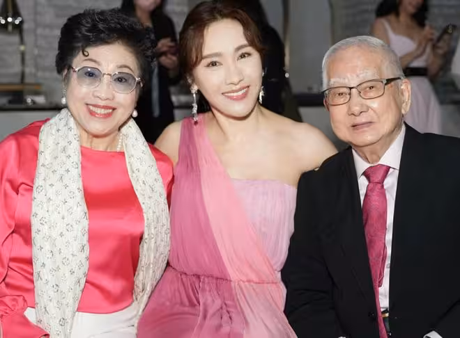 TVB前女星為爸爸慶88歲生日！當場吟詩中氣十足！一家四口合照溫馨！