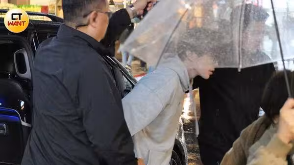 李棟旭現身永康街! 穿夾腳拖吃火鍋…窗邊解菸癮、暖抱同行女伴
