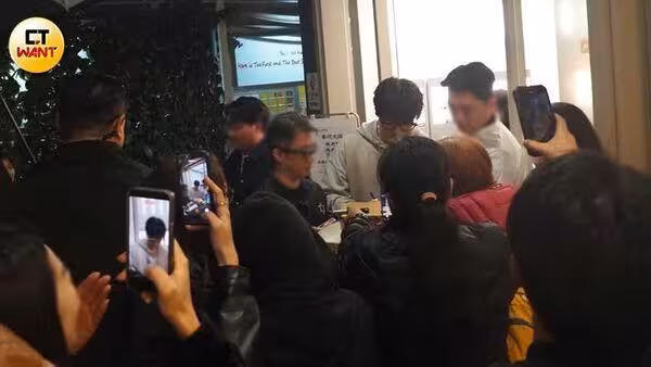 李棟旭現身永康街! 穿夾腳拖吃火鍋…窗邊解菸癮、暖抱同行女伴