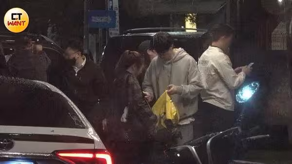 李棟旭現身永康街! 穿夾腳拖吃火鍋…窗邊解菸癮、暖抱同行女伴