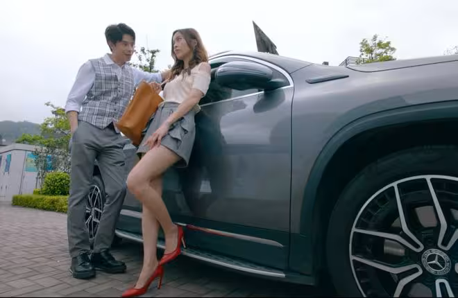 TVB新劇!39歲TVB人妻俯身撿文件大曬美腿!自爆:監製教我擺姿勢