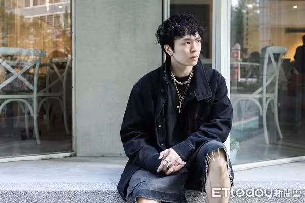 他一首歌沖3000萬點擊爆紅、收益破百萬　卻在19歲確診超罕見疾病