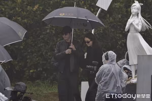 同撐一把傘復合王柏傑？　謝欣穎透視裝現身⋯曝「床上現況」鬆口兩人關係
