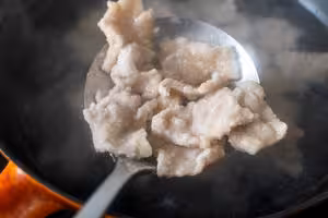 酸菜滑肉煲｜酸香開胃！肉片超級嫩滑