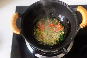 酸菜滑肉煲｜酸香開胃！肉片超級嫩滑