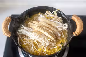 酸菜滑肉煲｜酸香開胃！肉片超級嫩滑