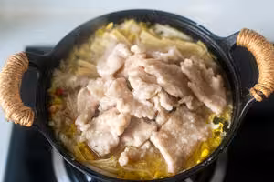 酸菜滑肉煲｜酸香開胃！肉片超級嫩滑