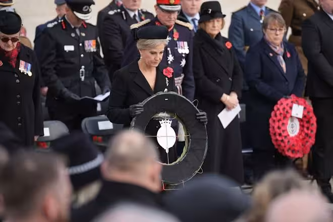 「冰雪女公爵」現身阿爾卑斯，英軍士兵反應引熱議！