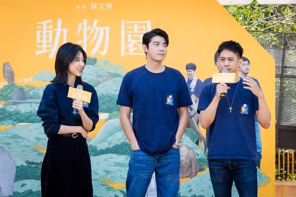白犀牛記得他!王柏傑回壽山「被討摸」融化 邵雨薇看傻:根本像寵物