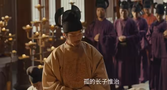 《太平年》：立錢惟治為長子，與世子抗衡，錢弘俶另有所圖