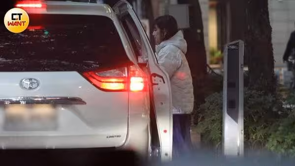 Selina全身包緊緊二胎傳聞撲朔迷離 小徐凌晨現身神秘動向曝光