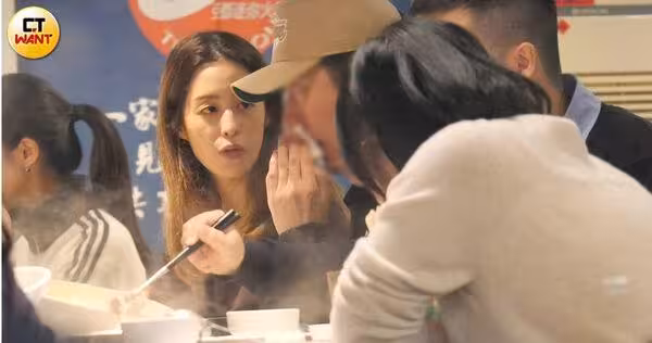 莫允雯戀情曝光!與高帥男「買酒續攤」回香閨 經紀人證實:很穩定