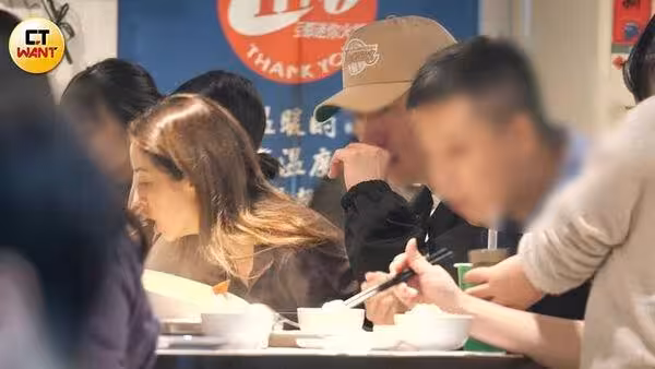 莫允雯戀情曝光!與高帥男「買酒續攤」回香閨 經紀人證實:很穩定