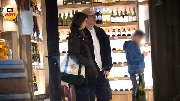 莫允雯戀情曝光!與高帥男「買酒續攤」回香閨 經紀人證實:很穩定