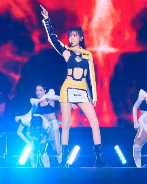 51歲辣成這樣！謝金燕登鴻海尾牙秀美腿「身上開9個洞」尺度超狂