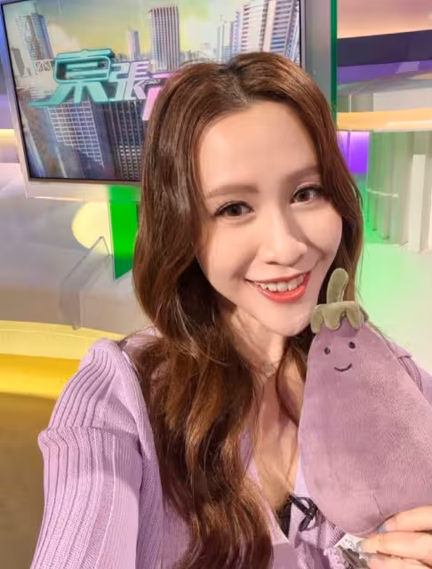 31歲TVB東張女神情人節穿火紅長裙，大曬傲人身材！用周深歌詞勉勵單身族