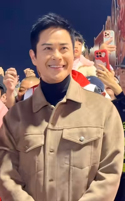 TVB視帝廣州逛花市秒變Law霸！TVB女星憑《尋秦記》人氣更旺，與粉絲拍照簽名！