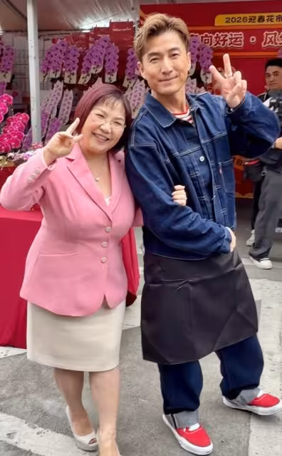 TVB視帝廣州逛花市秒變Law霸！TVB女星憑《尋秦記》人氣更旺，與粉絲拍照簽名！
