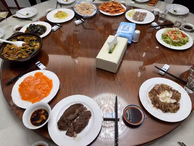 明星紛紛曬奢侈年夜飯，江疏影家2元店盤子和銹跡斑斑的鐵鍋絕了