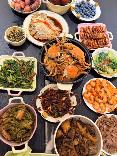 明星紛紛曬奢侈年夜飯，江疏影家2元店盤子和銹跡斑斑的鐵鍋絕了