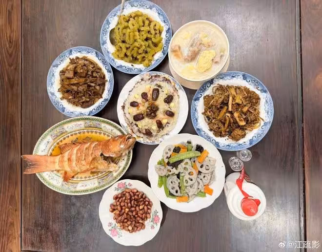 明星紛紛曬奢侈年夜飯，江疏影家2元店盤子和銹跡斑斑的鐵鍋絕了
